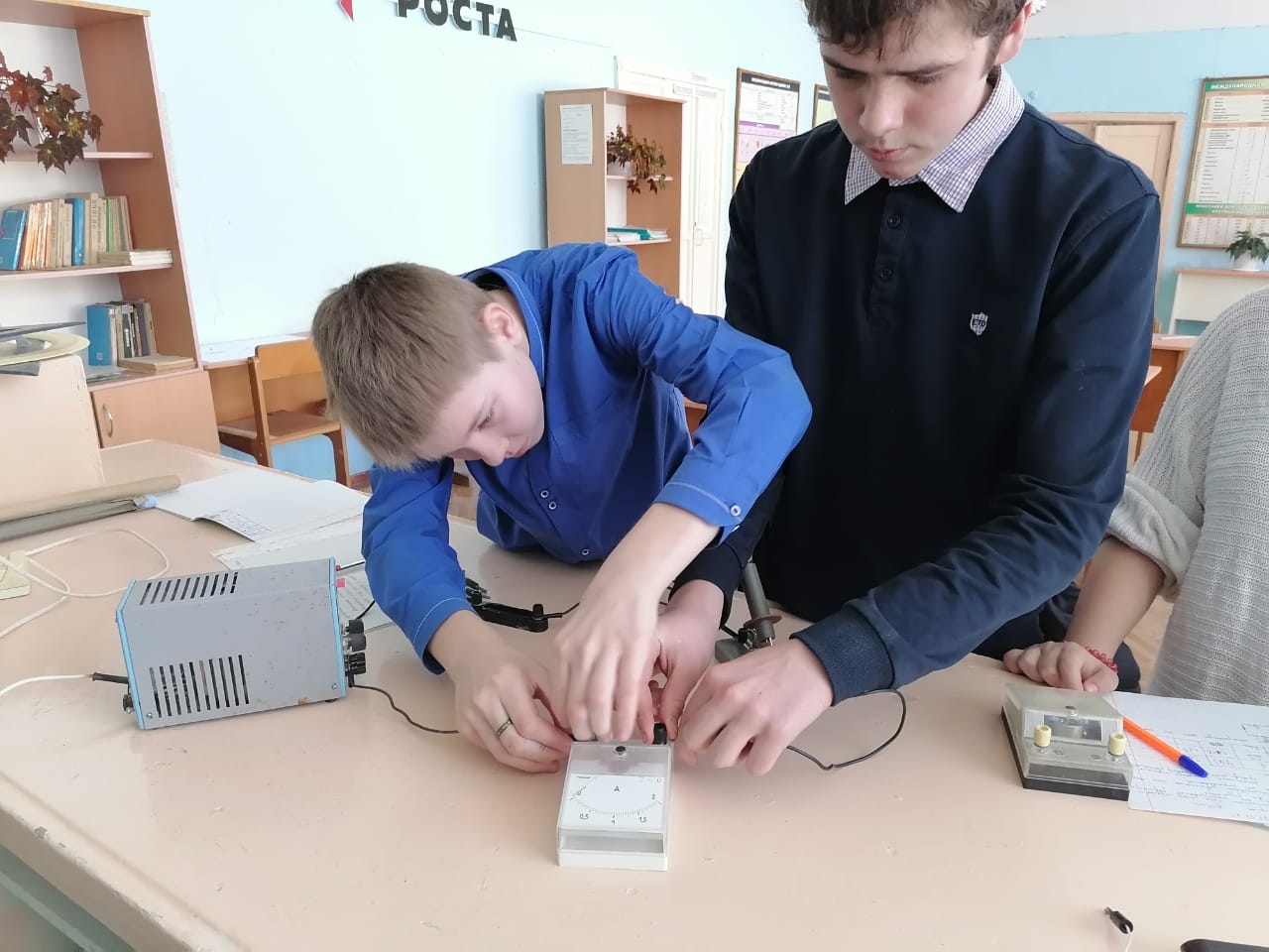 Физика 8 класс. Лабораторная  работа   «Исследование зависимости  силы тока от сопротивления резистора и напряжения на нём»..