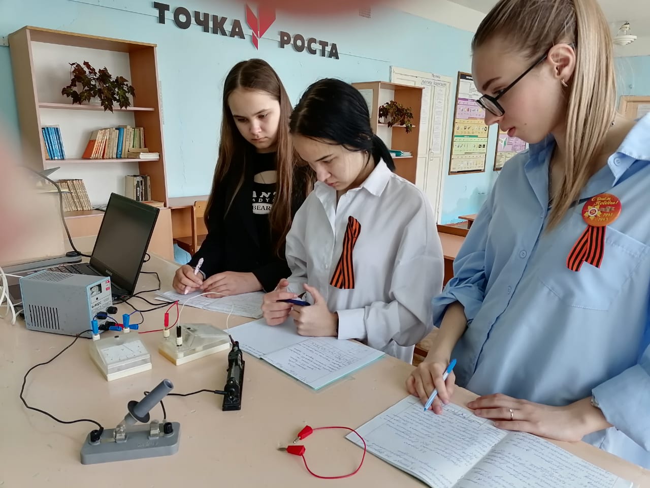 АПРЕЛЬ. Физика 10 класс. Лабораторная работа «Определение ЭДС источника и внутреннего сопротивления»..